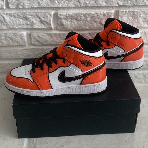 Air Jordan 1 Mid Se Turf Orange - Picture 4 of 8